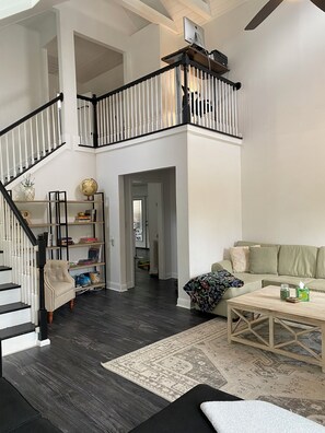 Smart-TV, bordtennis, bøker og musikkbibliotek