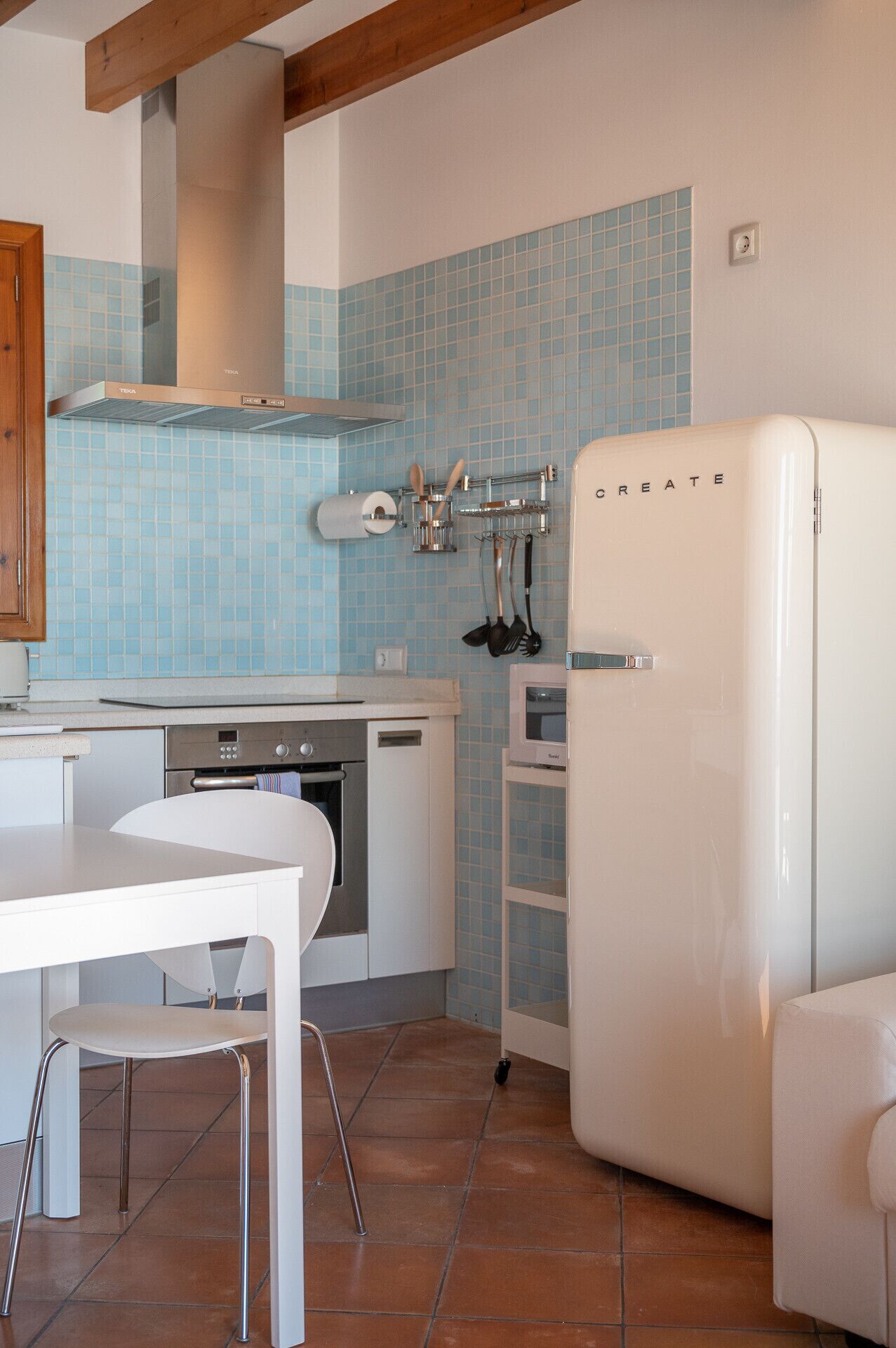 Kjøleskap, mikrobølgeovn, ovn og kaffetrakter/tekoker