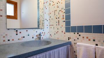 Dusj, hårføner, håndklær og toalettpapir