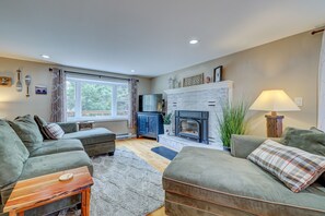 Smart TV, chimenea y libros 