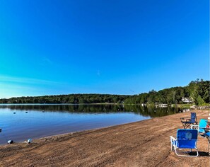 Beach nearby - Lake & Pool Access, Awesome Firepit, Outdoor Dining, Rare 4BR (Pocono Lake)