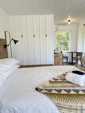 Classic Room | Hypo-allergenic bedding, laptop workspace, free rollaway beds, free WiFi - Triangle Motel (Red Bluff)