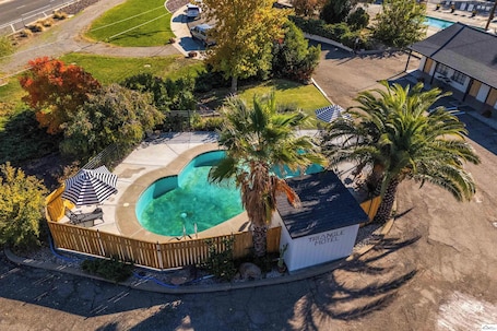 Una piscina al aire libre de temporada