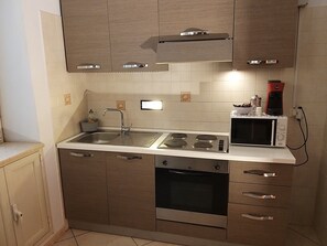 Fridge, microwave, oven, stovetop - Maison "37", Central city, 3 bedrooms, exclusive use. (Palermo)