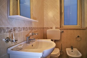 Dusch, hårtork, bidé och handdukar