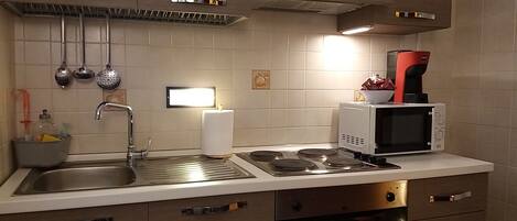 Réfrigérateur, micro-ondes, four, plaque de cuisson