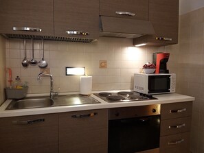 Kylskåp, mikrovågsugn, ugn och spishäll