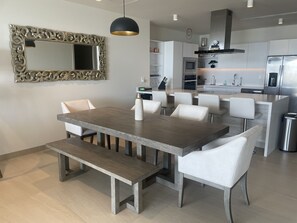 Une cuisine moderne avec un coin repas.