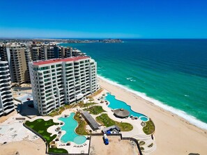 Un hôtel de grande hauteur doté d’une piscine et d’un accès à la plage.