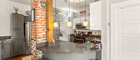 Jääkaappi, mikroaaltouuni, liesi, astianpesukone