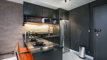 Estudio de diseñador | Cocina privada | Refrigerador, microondas y utensilios de cocina