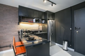 Estudio de diseñador | Cocina privada | Refrigerador, microondas y utensilios de cocina