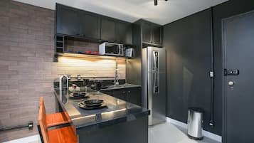 Monolocale Design | Cucina privata | Frigorifero, microonde, pentole/stoviglie/utensili