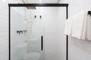 Design-studio | Kylpyhuone | Suihku, ilmaiset hygieniatuotteet