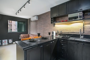 Estudio de diseñador | Cocina privada | Refrigerador, microondas y utensilios de cocina