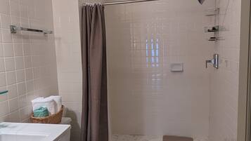 Serviettes fournies, savon, papier toilette