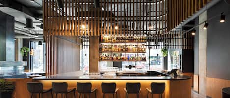 2 restaurantes; se sirven almuerzos