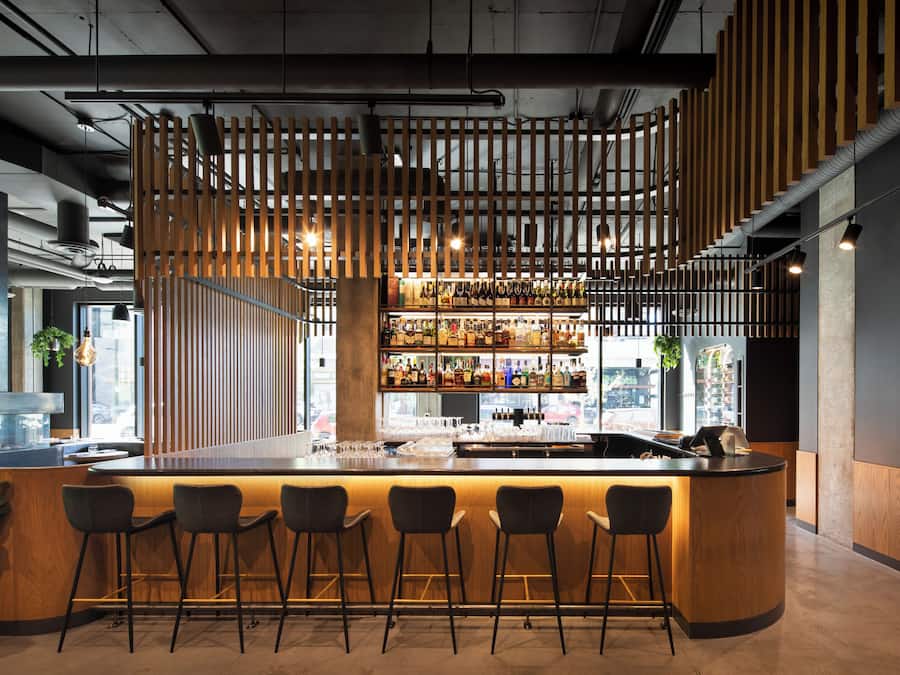 2 restoran, melayani makan siang