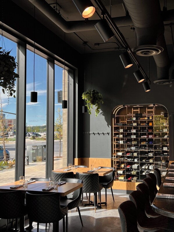 2 restaurantes, se sirve almuerzo