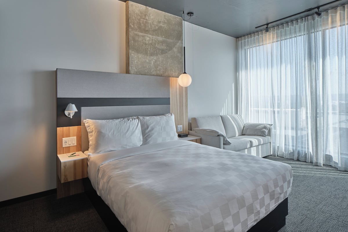 Habitación clásica, 1 cama de matrimonio con sofá cama | 1 dormitorio, edredones de plumas, escritorio