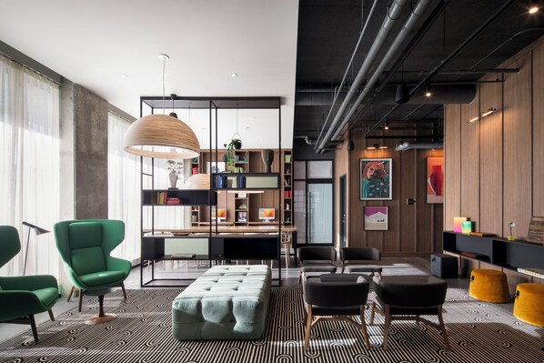 Área de estar no saguão