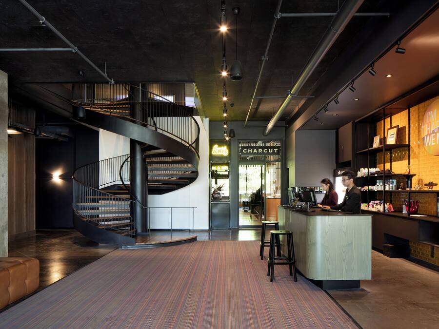 Ein modernes Interieur mit einer Wendeltreppe, einem Empfangsbereich und einer Bar.