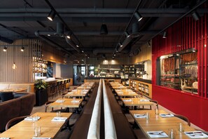 2 restaurants, lunch served