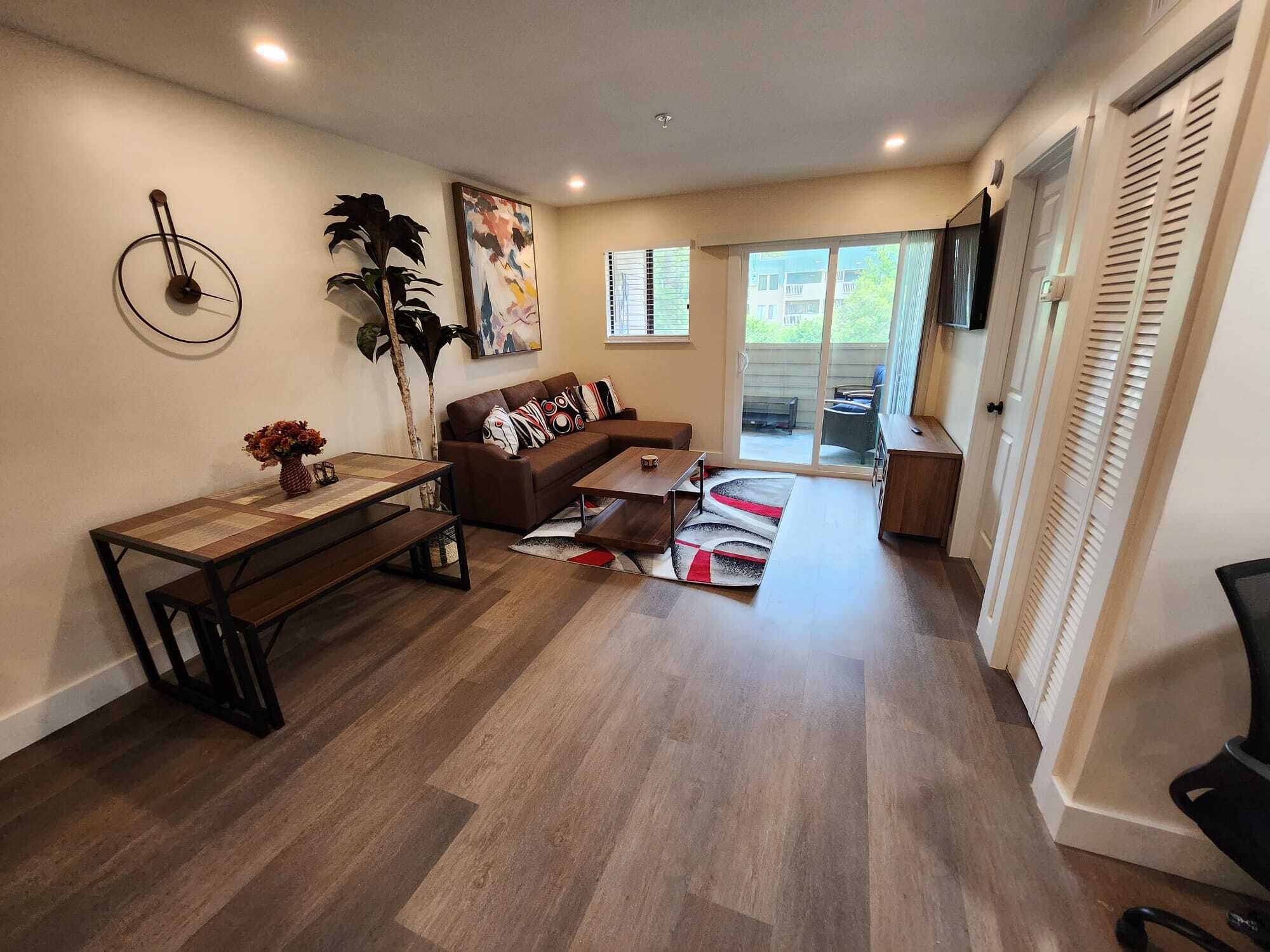 Smart-tv, eldstad och böcker