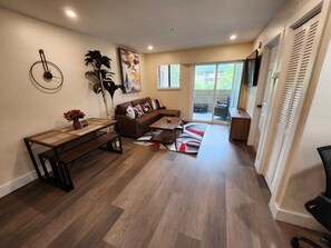 TV connectée, cheminée, livres