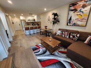 TV connectée, cheminée, livres