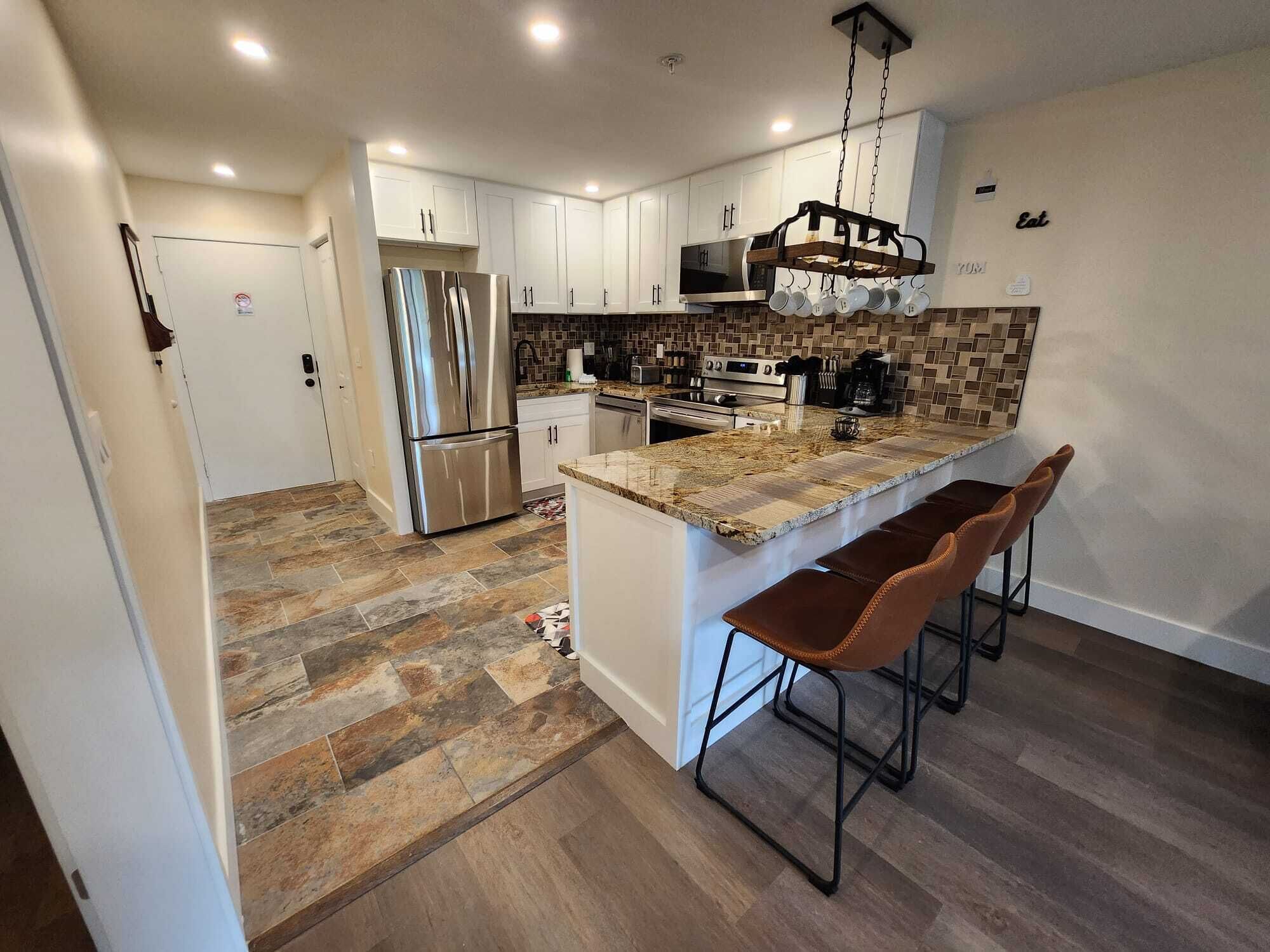 Kjøleskap, mikrobølgeovn, ovn og kokeplater