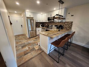 Réfrigérateur, micro-ondes, four, plaque de cuisson