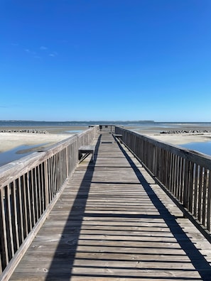 Chaises longues, serviettes de plage
