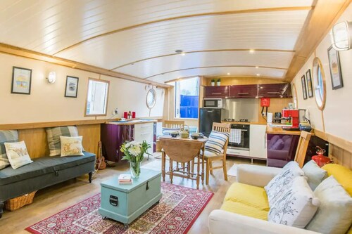 Floating Retreat: Glasgow's Hidden Gem - Urban Life Meet Canalside Tranquility