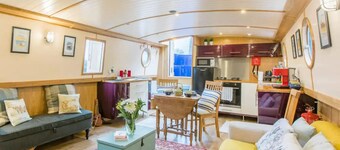 Floating Retreat: Glasgow's Hidden Gem - Urban Life Meet Canalside Tranquility