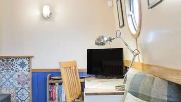 Smart-TV, DVD-Player, Bücher, Musikbibliothek