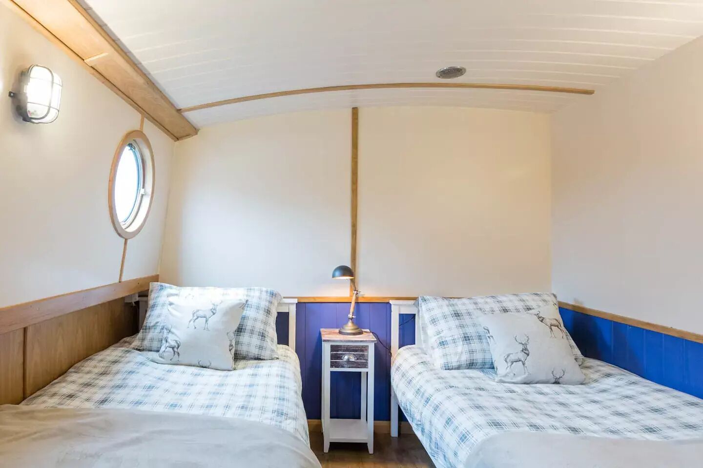 2 多间卧室、客房内保险箱、办公桌、熨斗/熨衣板