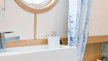 Suihku, hiustenkuivaaja, pyyhkeet, saippua