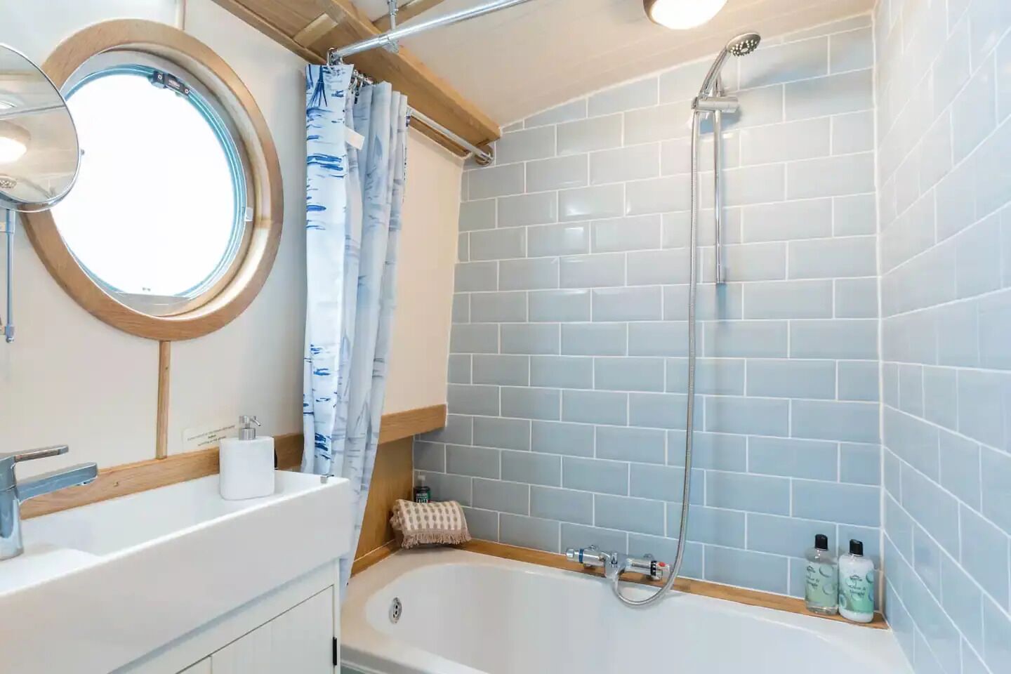 Dusj, hårføner, håndklær og såpe