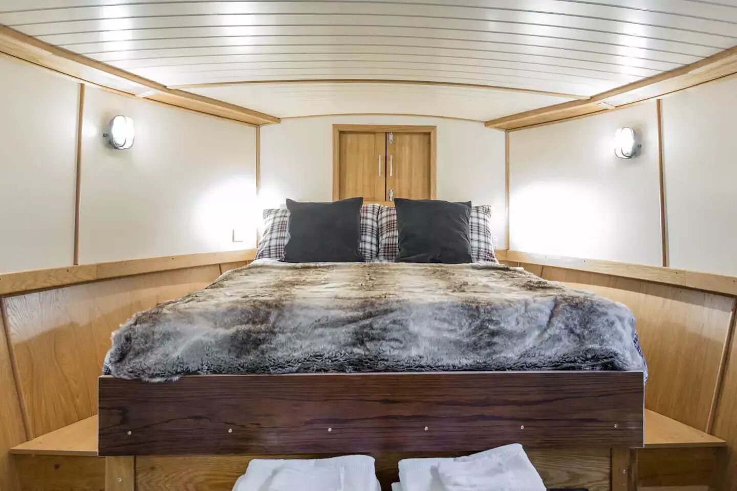 2 makuuhuonetta, tallelokero huoneessa, työpöytä, silitysrauta/-lauta