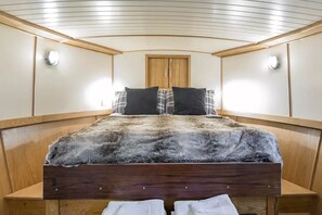 2 bedrooms, in-room safe, desk, iron/ironing board