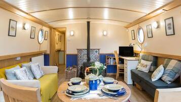 Älytelevisio, DVD-soitin, kirjoja, musiikkikirjasto