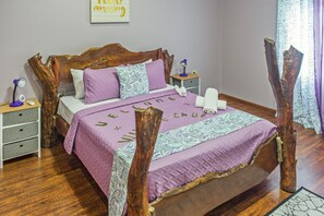 4 bedrooms, desk, free WiFi, bed sheets