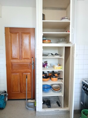 Full-size fridge, microwave, oven, dishwasher