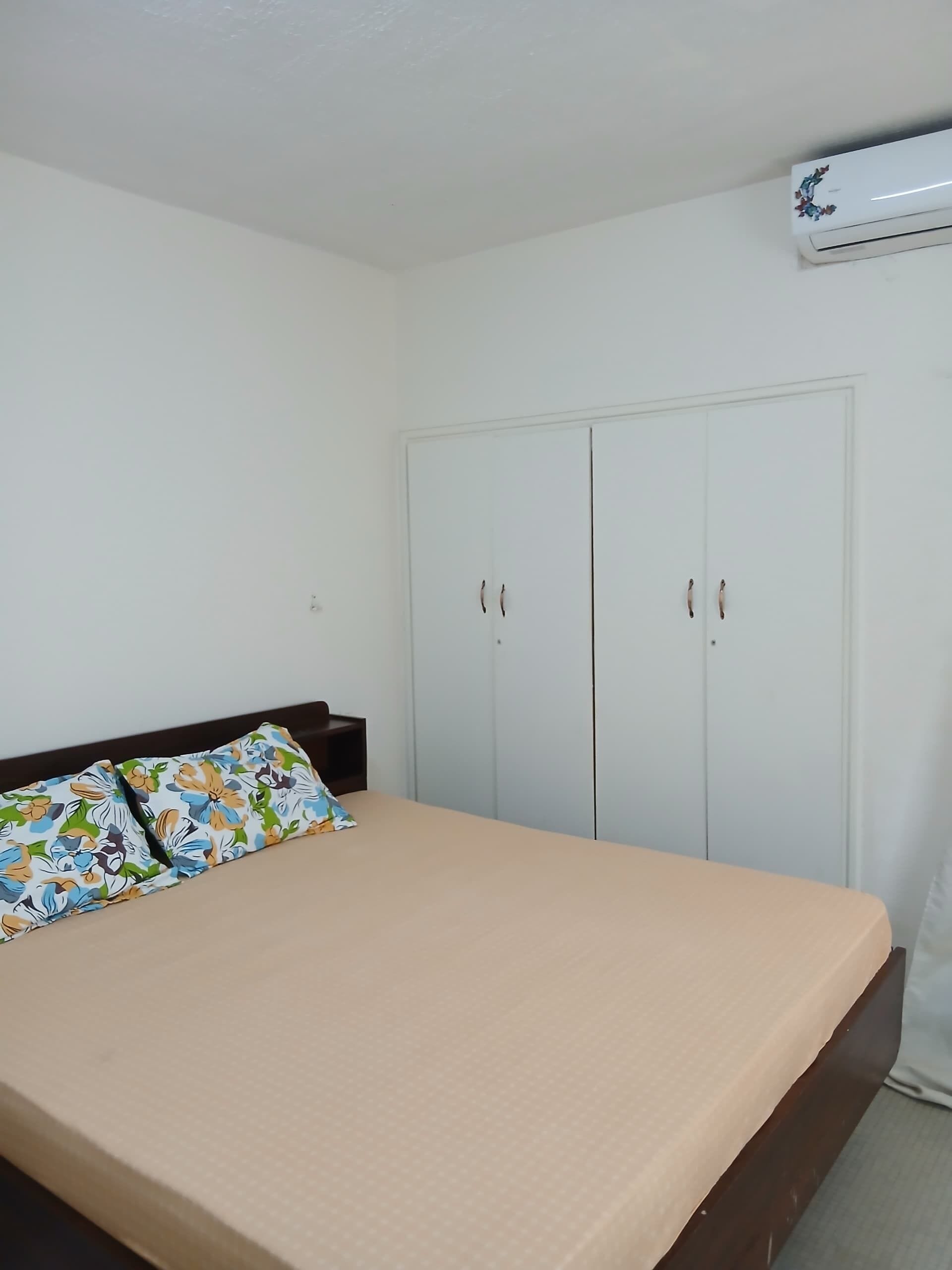 2 عدّة غرف نوم ومساحة عمل للكمبيوتر المحمول ومكواة/لوح كي