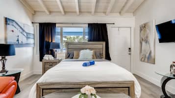 Economy Apartment | Bathroom | Shower, hydromassage showerhead, free toiletries, hair dryer