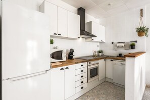Kühlschrank, Mikrowelle, Ofen, Geschirrspüler