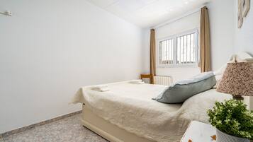 1 slaapkamer, een strijkplank/strijkijzer, gratis wifi, beddengoed