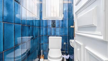 Banheira, secador de cabelo, toalhas de banho