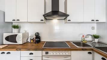 Een koelkast, een magnetron, een oven, een vaatwasser